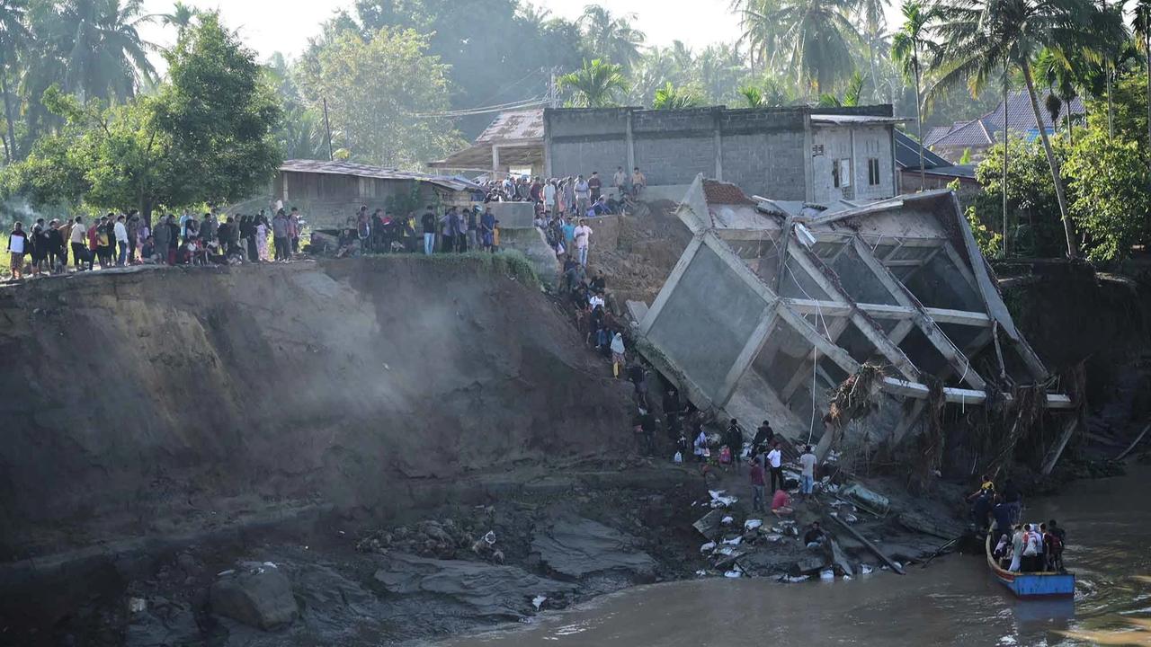 FOTO: Akses Terputus, Warga Bireuen Terisolasi Usai Banjir Besar Hancurkan Sembilan Jembatan