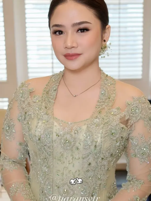 Tiara dan Safeea di Akad Nikah Alyssa Daguise dan Al Ghazali. [@fidelhertamakeup]