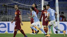 Gelandang Lazio, Luis Alberto (tengah) melakukan selebrasi usai mencetak gol kedua timnya ke gawang AS Roma dalam laga lanjutan Liga Italia Serie A 2020/21 pekan ke-18 di Olympic Stadium, Roma, Jumat (15/1/2021). Lazio menang 3-0 atas AS Roma. (AFP/Filippo Monteforte)