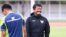Tawa lepas Indra Sjafri pada sesi latihan bersama Timnas Indonesia U-20 di Stadion Madya, Gelora Bung Karno, Jakarta, Rabu (5/2/2025). (Bola.com/Abdul Aziz)