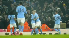 Penyerang Manchester City, Erling Haaland (tengah) berselebrasi setelah mencetak gol pembuka timnya ke gawang Liverpool selama pertandingan babak 16 besar Piala Liga Inggris di stadion Etihad di Manchester, Inggris, Jumat (23/12/2022). Man City menang tipis atas Liverpool 3-2. (AP Photo/Jon Super)