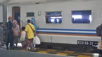 Penumpang bersiap naik ke kereta api di Stasiun Sidareja, Cilacap. (Liputan6.com/Muhamad Ridlo)