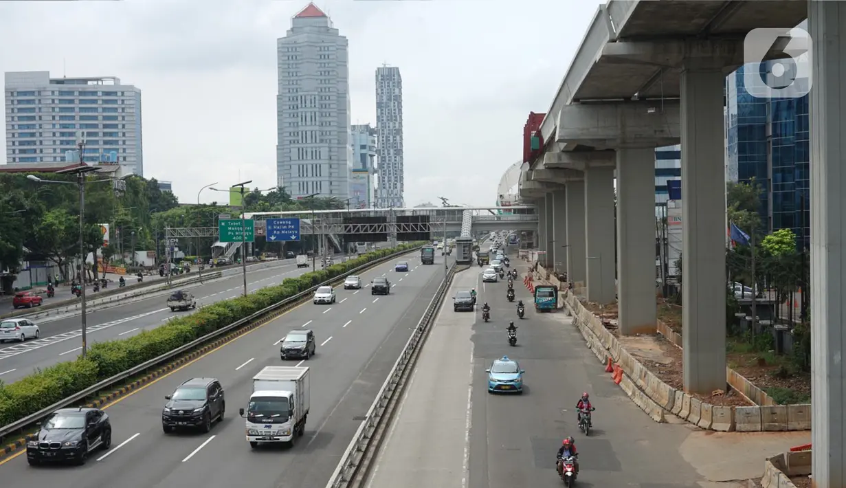Arus lalu lintas di jalan tol dalam kota dan Jalan Gatot Soebroto, Jakarta, Selasa (21/4/2020). Adanya penerapan Pembatasan Sosial Berskala Besar (PSBB) membuat volume arus lalu lintas Ibu Kota relatif berkurang, meskipun masih ditemukan kemacetan di sejumlah titik. (Liputan6.com/Immanuel Antonius)