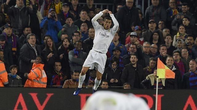 Video highlights Barcelona melawan Real Madrid dalam lanjutan La Liga pekan ke-31 yang berakhir dengan skor 1-2. Gol Cristiano Ronaldo pada menit ke-85 memastikan Real Madrid meraih 3 poin atas rival mereka, Barcelona.