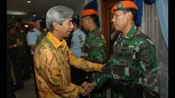 Wakil Menlu AM Fachir menyalami personel TNI yang tergabung dalam tim evakuasi WNI dari wilayah Yaman di Lapangan Udara Halim Perdana Kusuma, Jakarta, Kamis (2/4/2015). (Liputan6.com/Herman Zakharia)