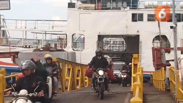 Ilustrasi aktivitas bongkar muat di Pelabuhan ASDP Ketapang Banyuwangi (Hermawan Arifianto/Liputan6.com)