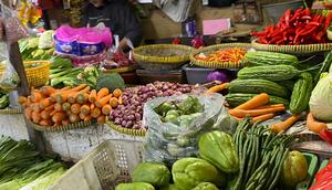 Cuaca Buruk Ganggu Pasokan, Harga Bahan Pangan Alami Lonjakan.