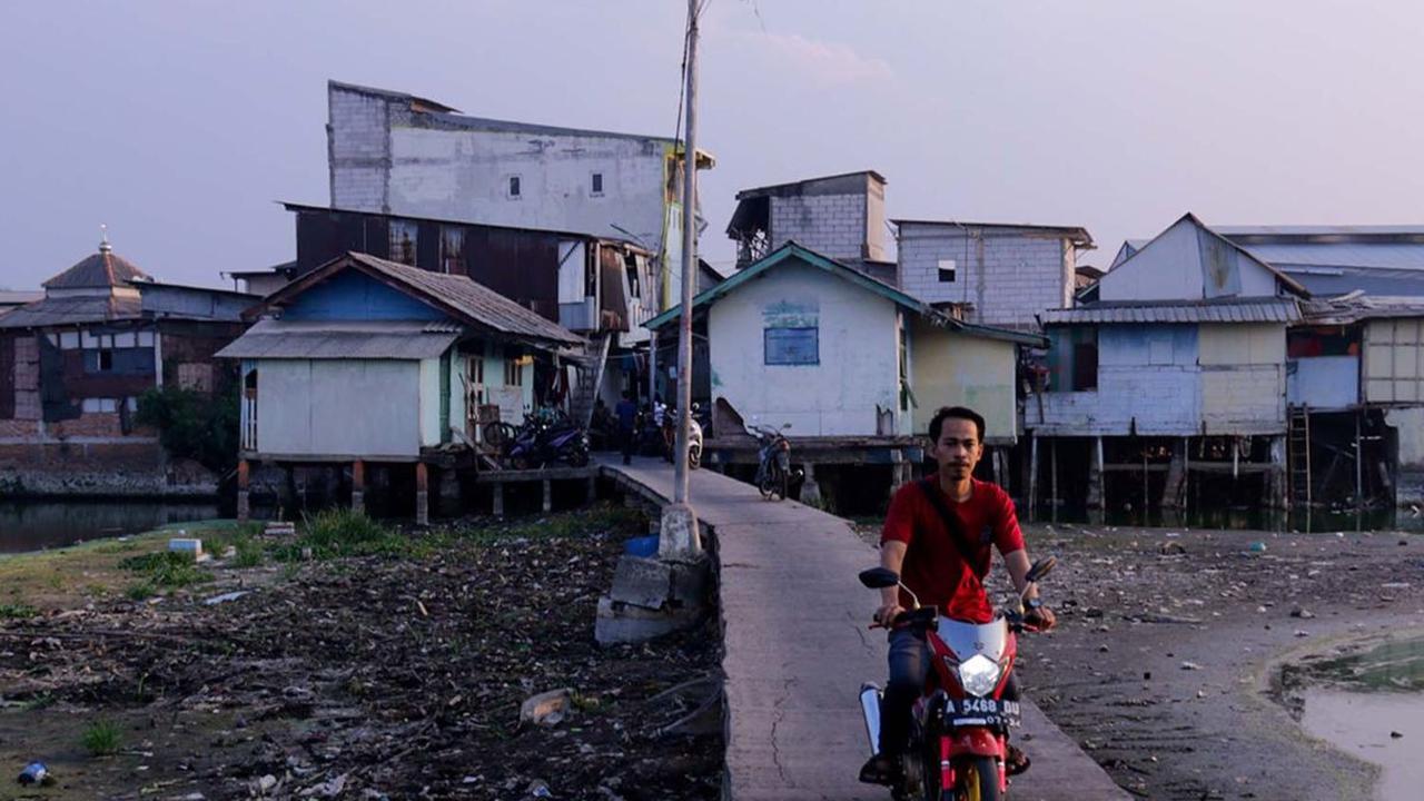 Musim kemarau berkepanjangan telah menyurutkan banjir 'abadi' di Kampung Teko atau Kampung Apung di Kelurahan Kapuk, Cengkareng, Jakarta Barat. Sebagian tanah yang berpuluh-puluh tahun terendam air kini tampak kering.<br>