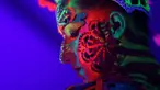 Model menunjukkan lukisan ultraviolet di muka saat mengikuti Festival Bodypainting Dunia 2015 di Poertschach, Austria, (3/7/2015). Festival ini menampilkan beragam motif lukisan unik hasil karya para seniman terkemuka dunia. (Reuters/Heinz-Peter Bade)