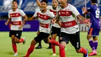 Striker Madura United Alberto Goncalves merayakan golnya ke gawang Persita Tangerang pada pekan ke-27 BRI Liga 2021/2022 di Kompyang Sujana, Bali, Kamis (24/2). (foto: Instagram @liga1match)