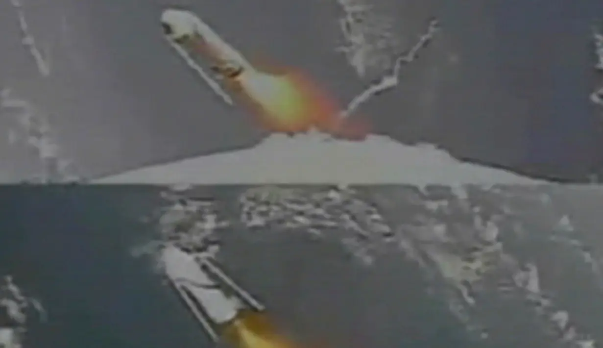 Pemisahan SRB-As setelah roket H-IIA lepas landas dari landasan peluncuran di Tanegashima Space Center di Tanegashima, Jepang, Senin (20/7/2020). Uni Emirat Arab (UEA) resmi menjadi negara arab pertama yang mengekplorasi ruang angkasa dengan meluncurkan misi pertamanya menuju Mars. (MHI via AP)