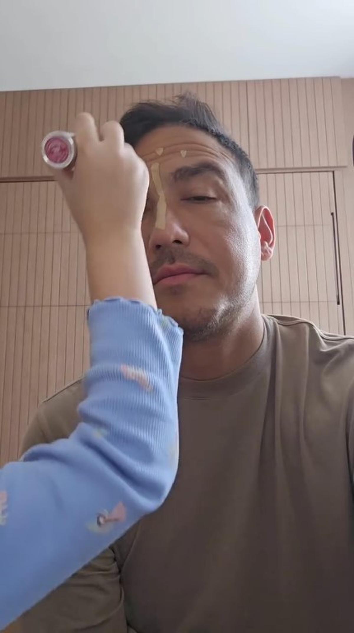 Wajah Cemong, Hamish Daud Pasrah saat Didandani Jadi King Teca oleh Zalina sang Putri - Gemes Banget