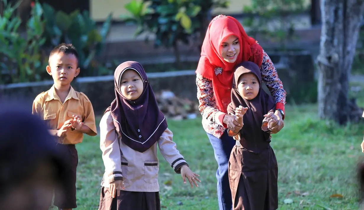 "Iya (stres). Jujur saja, saya merasa terganggu. Sampai kondisi fisik seperti ini (sakit)," aku Rizma Uldiandari kepada Bintang.com, di kediamannya, desa Pecabean, Kabupaten Tegal, Jawa Tengah, Jumat (12/8/2016). (Adrian Putra/Bintang.com)