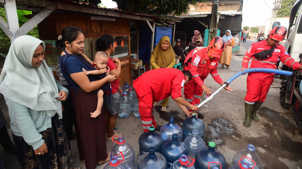 PMI Distribusikan Air Bersih bagi Korban Kekeringan di Depok
