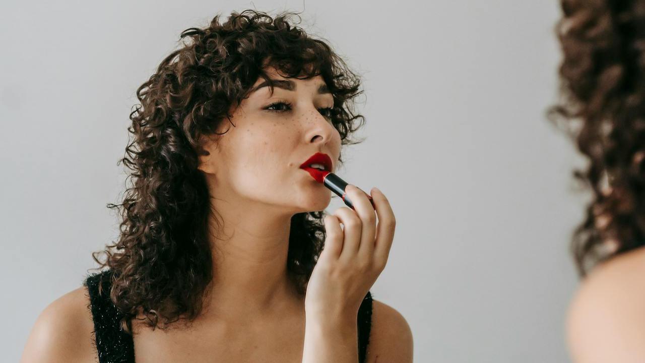 Ilustrasi Menggunakan Red Lipstick