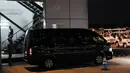 Sebuah mobil yang membawa jurnalis lepas Jepang Jumpei Yasuda yang diculik selama tiga tahun terlihat di bandara Narita di Prefektur Chiba (25/10). (AFP Photo/Behrouz Mehri)