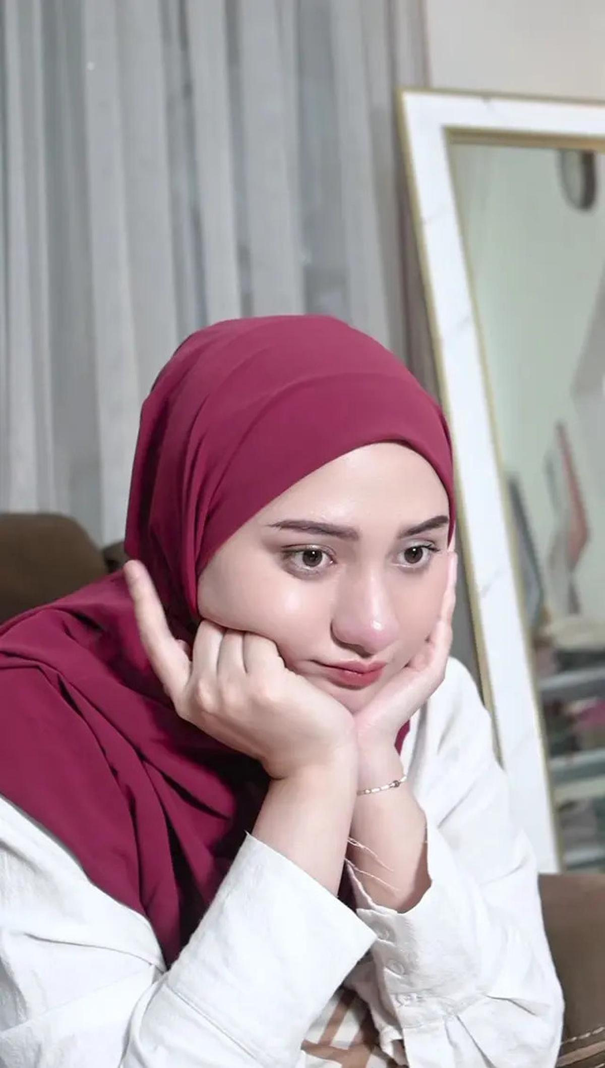 7 Outfit Merah Putih Hijab Artis, Cocok Dipakai Jalan Santai dan Lomba