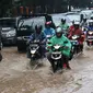 Sejumlah kendaraan melewati banjir yang merendam Jalan Lapangan Banteng Utara, Jakarta, Kamis (15/2). Hujan deras yang mengguyur dan buruknya drainase menyebabkan kawasan tersebut banjir hingga setinggi lutut orang dewasa. (Liputan6.com/Immanuel Antonius)