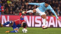 Gelandang Manchester City, Ilkay Gundogan berebut bola dengan pemain FC Basel, Taulant Xhaka pada leg pertama babak 16 besar Liga Champions di St. Jakob Park, Rabu (14/2). Manchester City memborong 4 gol tanpa balas di kandang Basel. (Patrick HERTZOG/AFP)