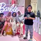 Berkolaborasi dengan Mattel, Senayan Park menghadirkan tema "Barbie Pink Holiday" lewat dekorasi Barbie Dream House di atrium utama lantai dasar. (Foto: Istimewa)