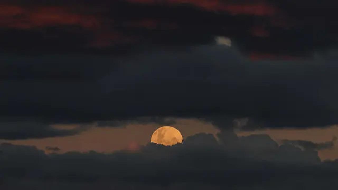 Potret Penampakan Fenomena Strawberry Moon di Sejumlah Negara