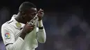 Striker Real Madrid, Vinicius Junior, merayakan gol yang dicetaknya ke gawang Real Valladolid pada laga La Liga Spanyol di Stadion Santiago Bernabeu, Madrid, Sabtu (3/11). Madrid menang 2-0 atas Valladolid. (AFP/Javier Soriano)