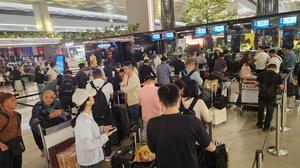 Erupsi Anak Krakatau Ganggu Penerbangan, Penumpang Menumpuk di Bandara Soetta