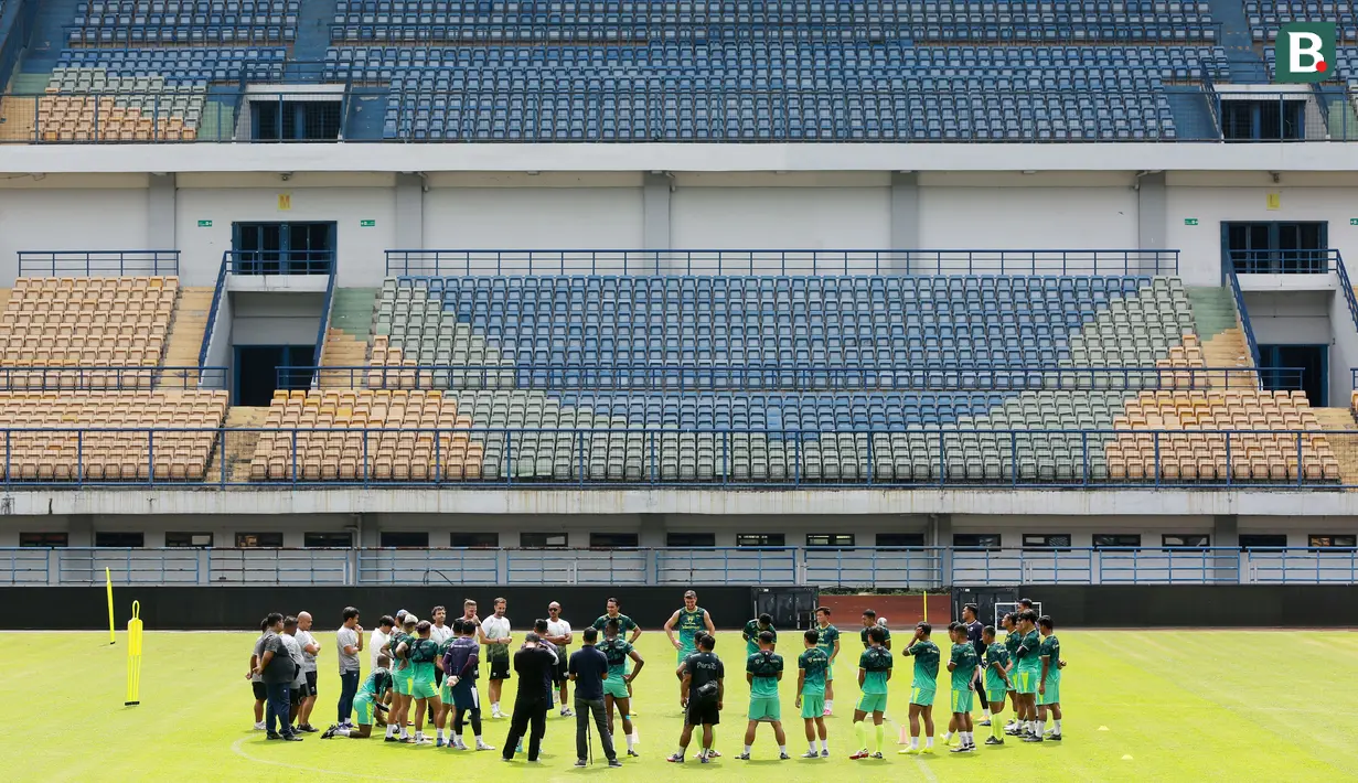Pemain Persib Bandung saat sesi latihan di Stadion Gelora Bandung Lautan Api (GBLA), Bandung, Selasa (11/10/2022). (Bola.com/M Iqbal Ichsan)