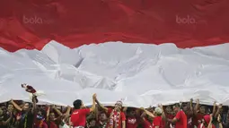 Suporter Indonesia membentangkan bendera raksasa saat melawan Filipina pada laga SEA Games di Stadion Shah Alam, Selangor, Kamis (17/8/2017). Indonesia menang 3-0 atas Filipina. (Bola.com/Vitalis Yogi Trisna)