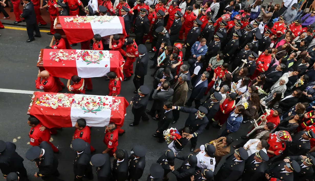 Tiga jenazah petugas pemadam kebakaran diantar oleh ribuan pelayat dalam upacara pemakaman, di Kota Lima, Peru (21/10). (Reuters/Guadalupe Pardo)
