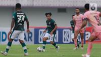 Pemain Persikabo 1973, Andre Oktaviansyah mengontrol bola saat bertanding melawan Madura United dalam pertandingan BRI Liga 1 2021/2022 di Stadion Indomilk Arena, Kabupaten Tangerang, Jumat (3/9/2021). Persikabo 1973 bermain imbang atas Madura United 1-1. (Bola.com/Ikhwan Yanuar)