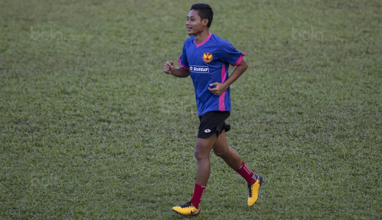 Gelandang Selangor FA, Evan Dimas, berlari saat latihan di Lapangan SUK, Selangor, Sabtu (3/2/2018). Selangor FA bersiap jelang laga perdana Liga Super Malaysia melawan Kuala Lumpur FA. (Bola.com/Vitalis Yogi Trisna)