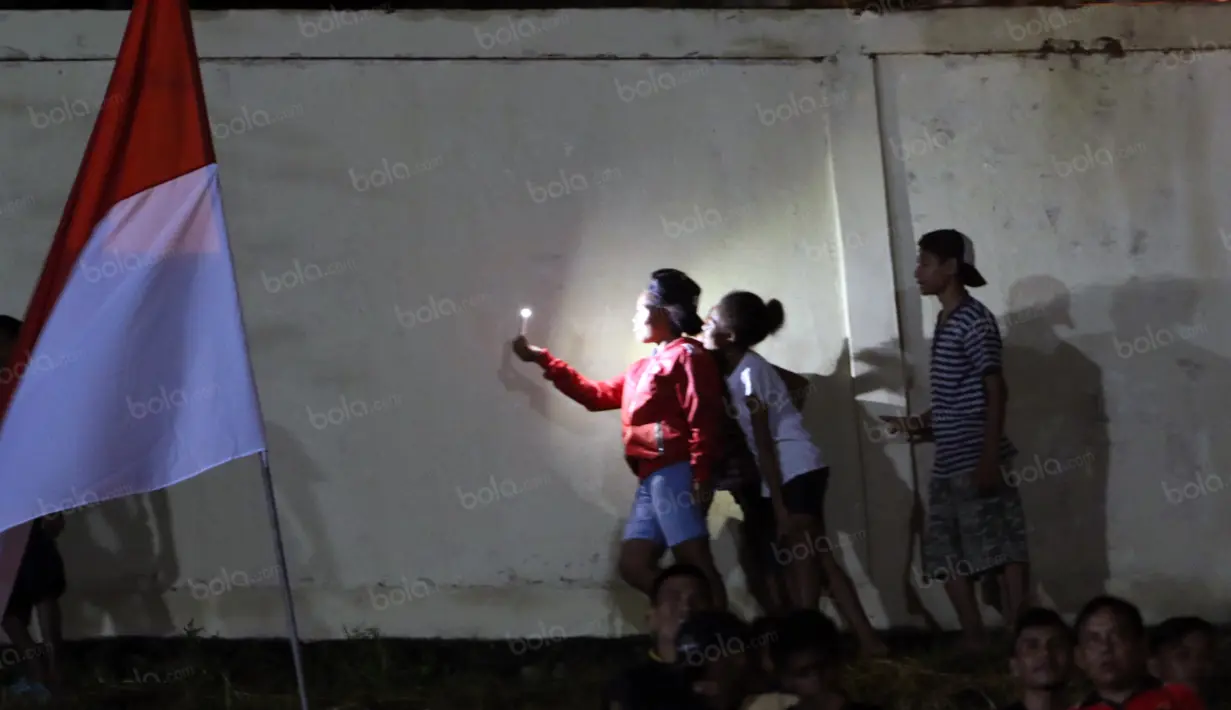 Suporter Persipura berselfie sebelum menyaksikan laga pembuka Torabika Soccer Championship 2016 di dekat tribun VIP di Stadion Mandala, Jayapura, Papua, Jumat (29/4/2016). (Bola.com/Nicklas Hanoatubun)