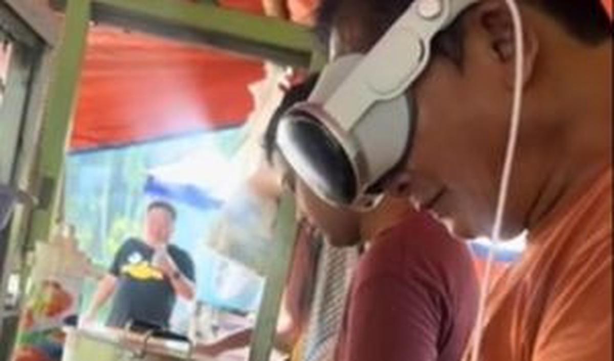 "Namanya Pak Sugiman, Kang Soto yang jualan pake apple vision pro.," tulis keterangan unggahan.