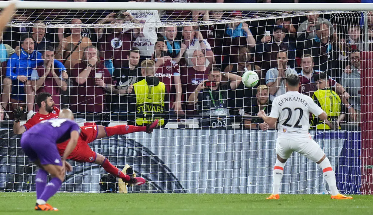 <p>West Ham United membuka keunggulan pada menit ke-60 setelah pemain Forentina Biraghi terlihat menyentuh bola di area terlarang. Wasit Carlo del Cerro usai memonitor VAR di pinggir lapangan, memutuskan untuk memberi penalti kepada West Ham United. Benrahma pun sukses menjalankan tugasnya sebagai algojo dengan sempurna. (AP Photo/Petr David Josek)</p>