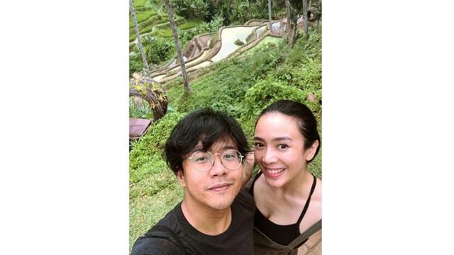Dea dan sang suami kali ini menikmati liburan di Bali, keduanya menikmati keindahan alam di sana.