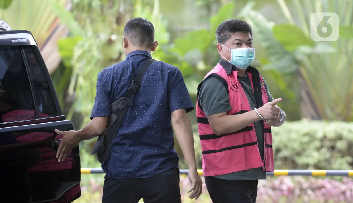 Presiden Komisaris PT Trada Alam Minera Tbk Heru Hidayat (kanan) tiba di Gedung KPK, Jakarta, Selasa (17/3/2020). Heru diperiksa sebagai tersangka terkait dugaan korupsi di PT Asuransi Jiwasraya (Persero) dengan kerugian negara diperkirakan mencapai Rp 13,7 T. (merdeka.com/Dwi Narwoko)