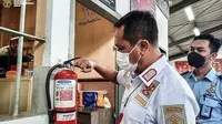 Kepala Kesatuan Pengamanan Rutan Kelas I Depok, Numan Fauzi melakukan pengecekan Apar di salah satu gedung Rutan Kelas I Depok. (Istimewa)