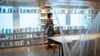 Seorang reporter berdiri dalam Rumah Sastra Internasional Waseda di Universitas Waseda, Tokyo, Jepang, 22 September 2021. Rumah Sastra Internasional Waseda yang juga dikenal sebagai Perpustakaan Haruki Murakami dirancang oleh arsitek Jepang, Kengo Kuma. (Philip FONG/AFP)