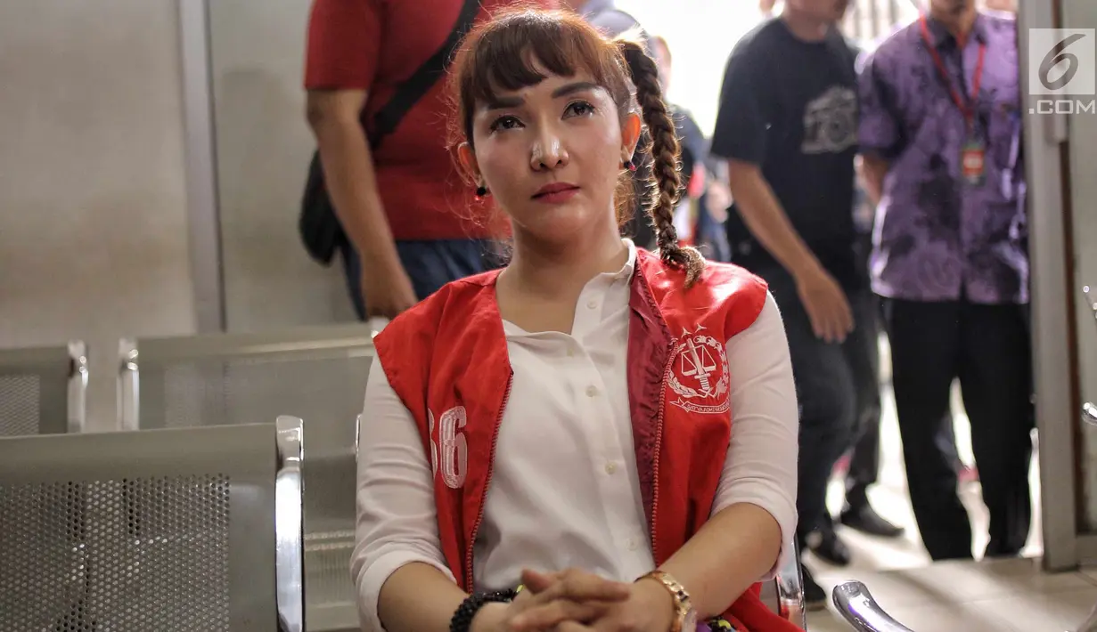 Aktris Roro Fitria berkaca-kaca jelang sidang perdana kasus narkoba di Pengadilan Negeri Jakarta Selatan, Jakarta, Kamis (28/6). Roro Fitria ditangkap di rumahnya saat menunggu pesanan sabu dari YK. (Liputan6.com/Faizal Fanani)