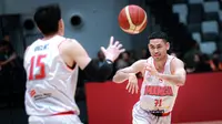 Pemain Timnas Basket Indonesia, Widyanata Putra Teja mengumpan bola ke rekannya, Vincent Kosasih pada laga Indonesia International Basketball Invitational di Indonesia Arena, Senayan, Jakarta, Rabu (02/08/2023). (Bola.com/Bagaskara Lazuardi)