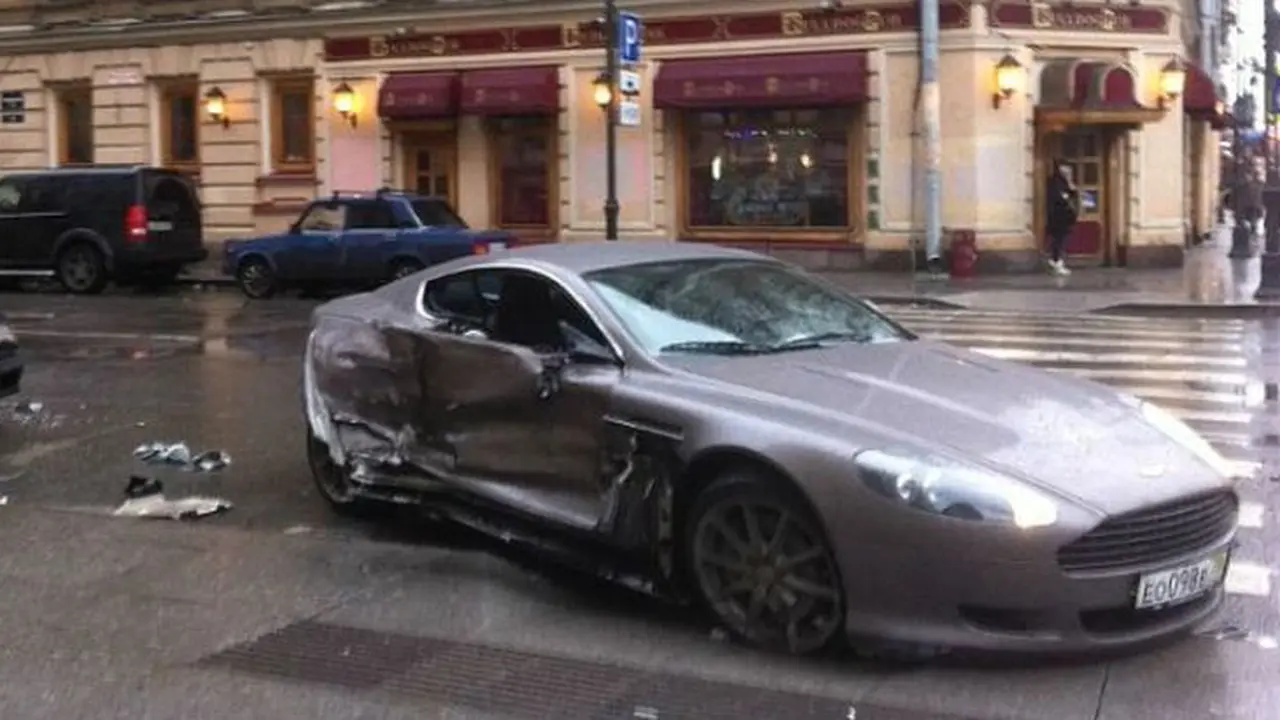 Pesepak Bola Belia Ini Sukses Bikin Ringsek Aston Martin Barunya