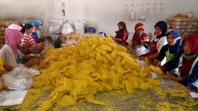 Puluhan karyawan mengemas Mie Cap Tiga Anak di Pabrik Mie Ho Kie San. (Foto: Liputan6.com/Yusuf GS/Muhamad Ridlo)
