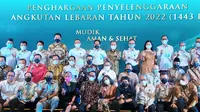 Menteri Perhubungan (Menhub) Budi Karya Sumadi menganugerahkan penghargaan kepada sejumlah pihak yang mendukung penyelenggaraan Angkutan Lebaran tahun 2022. (Dok Kemenhub)