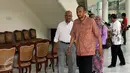 Presidium Mer-C, Sarbini Abdul Murad (tengah) berjalan usai menemui Wakil Presiden Jusuf Kalla di Kantor Wapres, Jakarta, Senin (13/6). Pertemuan membahas kemungkinan membangun Rumah Sakit Islam di Myanmar. (Liputan6.com/Helmi Fithriansyah)