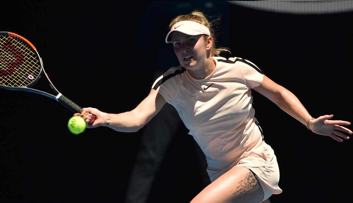 Petenis Ukraina, Elina Svitolina melakukan servis ke petenis Belgia Elise, Mertens di grand slam Australia Terbuka 2018, Selasa (23/1). Petenis cantik ini menarik perhatian karena tato di paha seksinya yang terlihat saat bertanding. (PETER PARKS/AFP)