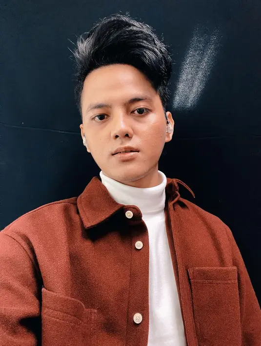 Stevan Pasaribu tampak berlibur ke glamping bareng Celine Evangelista dan teman yang lain. Foto ini pun ramai menjadi sorotan warganet. (FOTO: instagram.com/stevan_pasaribu/)