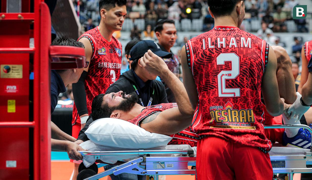 <p>Pemain Palembang Bank SumselBabel, Mohamed Al Hachdadi dibawa ke luar lapangan usai mengalami cedera saat menghadapi Jakarta STIN BIN pada laga perebutan peringkat ketiga PLN Mobile Proliga 2024 di Indonesia Arena, Senayan, Jakarta, Minggu (21/7/2024). Palembang Bank SumselBabel menang 3-0 (25-17, 25-20, 25-18). (Bola.com/Bagaskara Lazuardi)</p>