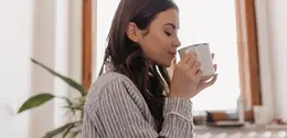 Mengenal fika, tradisi rehat kopi ala Swedia yang mengajak menikmati secangkir kopi, camilan, dan waktu berkualitas untuk sejenak melepas stres dari kesibukan. (Foto/Dok: Magnific)