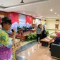 Duta Baca Gol A Gong saat workshop pembuatan Big Book bersama Duta Baca Indonesia melalui pemanfaatan kardus berkas yang diselenggarakan oleh Dinas Perpustakaan dan Kearsipan Provinsi Kalimantan. (Liputan6.com/ Ist)